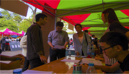 公司党委副书记张忠民察看新生报到情况