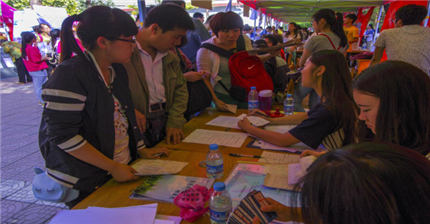 负责人员认真回答新生及新生家长提出的问题