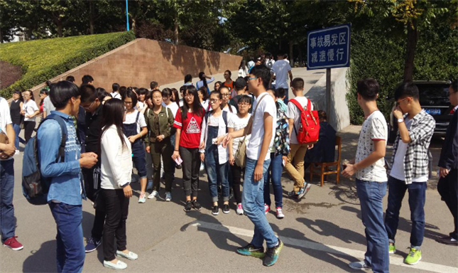 李因杰老师带领新生参观校园