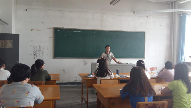 曹亚彬老师正在作员工自我教育与管理报告