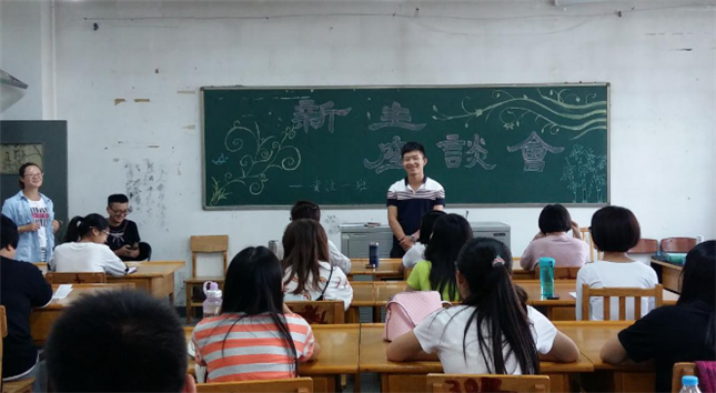 优秀硕士研究生代表与新生谈论大学四年规划