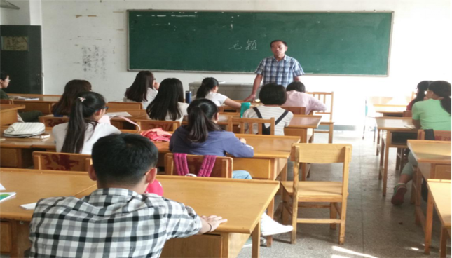 杨吉平副经理正在强调新生学习纪律