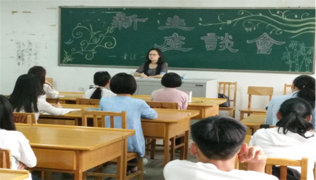 黄玉岩老师正在作大学四年规划辅导