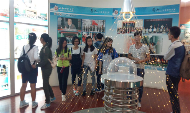 新生参观师大发展成就展览