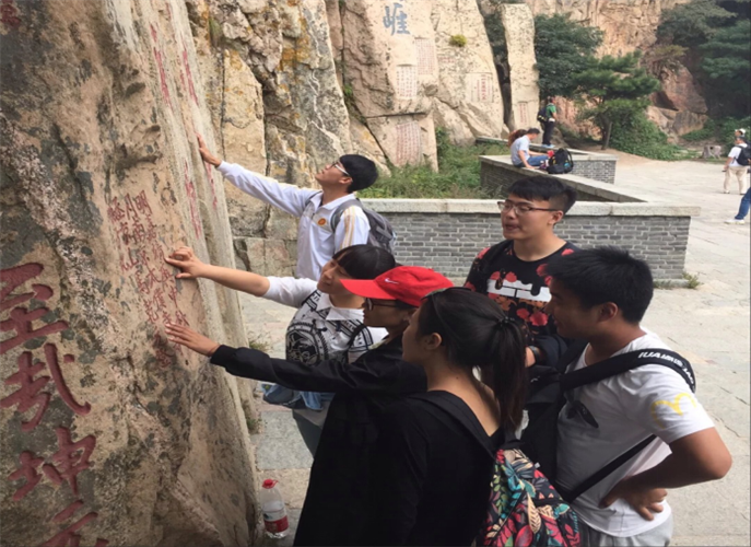 同学们在亲手触摸摩崖刻石