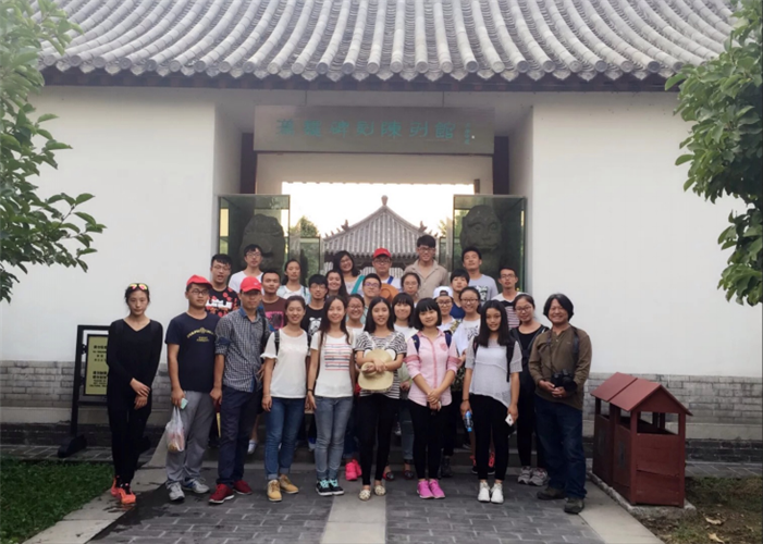 老师及同学们在汉魏碑陈列馆合影留念