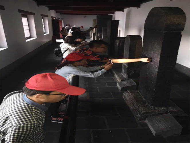 同学们亲手触摸名碑名帖
