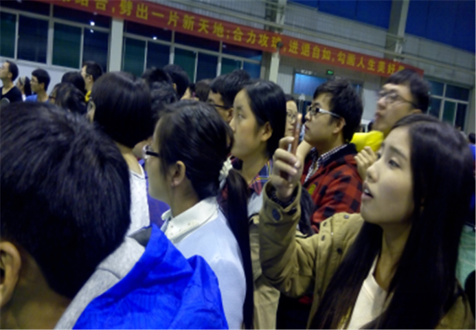 拉拉队认真观看比赛