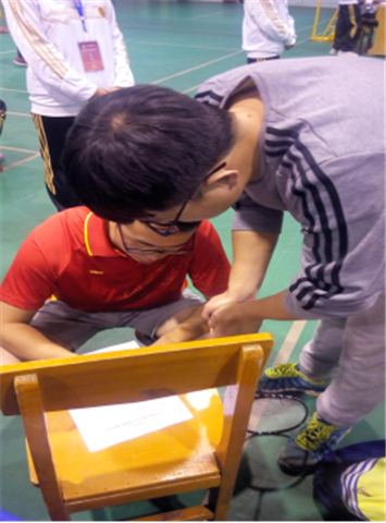 领队在安排队员入场名单