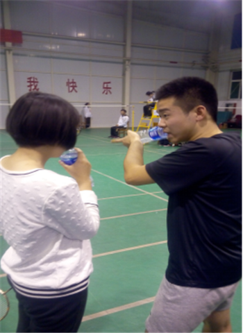 领队在认真指导在场队员