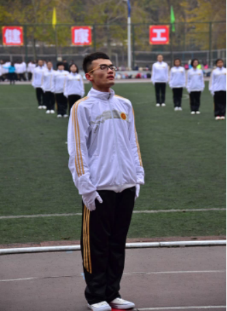 新生班长向裁判长报告人数