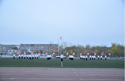 同学们正等待比赛开始