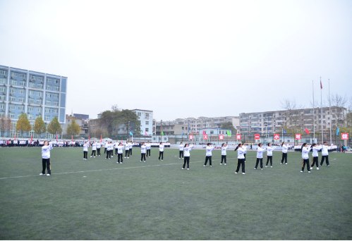 同学们紧张而认真地进行比赛