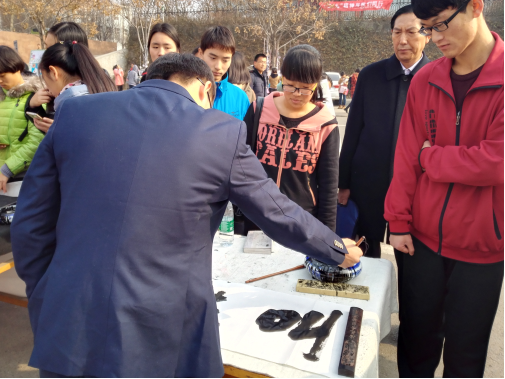 公司副董事长原战勇观看员工书写书法作品