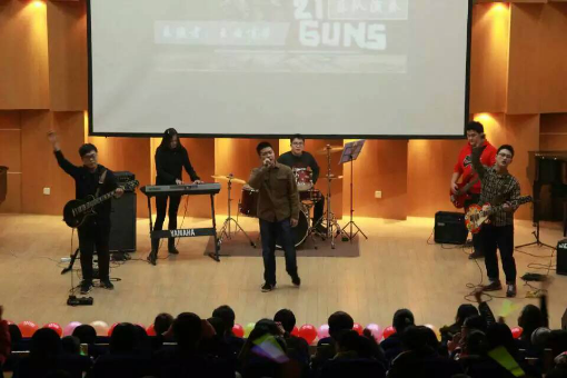 劲爆的开场乐队表演