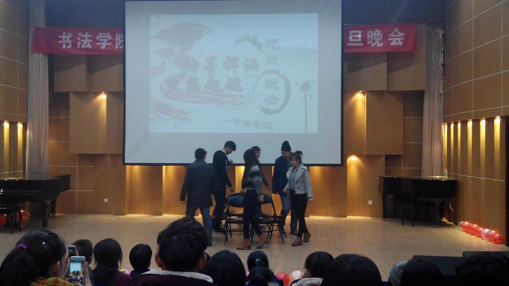 ”抢凳子“表演