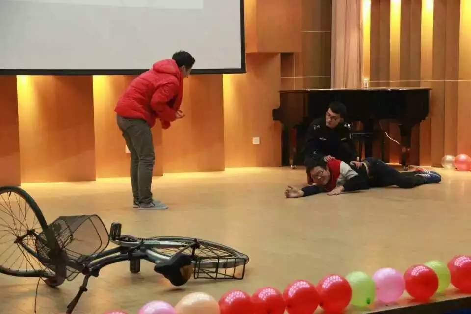 小品”扶不扶“