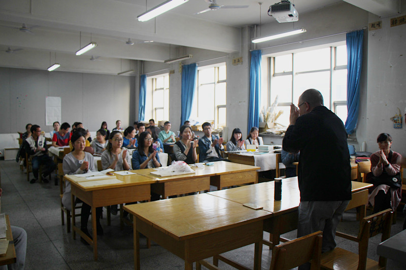 报告在一片掌声中结束