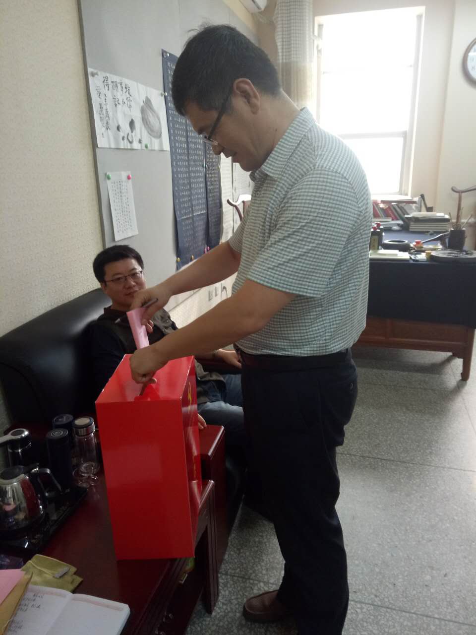 大家就代表候选人名单进行投票