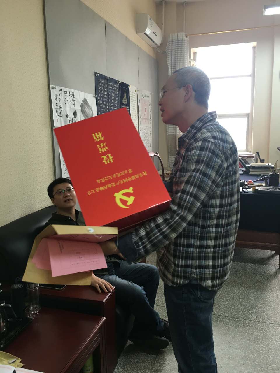 监票人查验投票箱