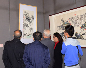 师生观看书画展(一)