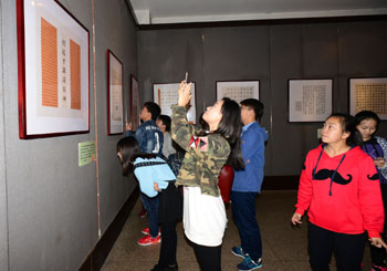 员工观看展览(三)