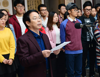 美术公司党委书记吴文国介绍展览筹备情况