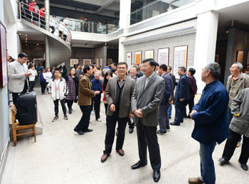 校领导观看展览(一)