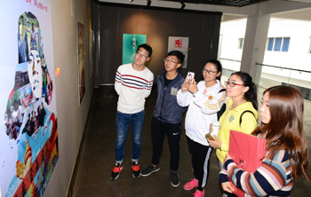 员工观看展览(二)