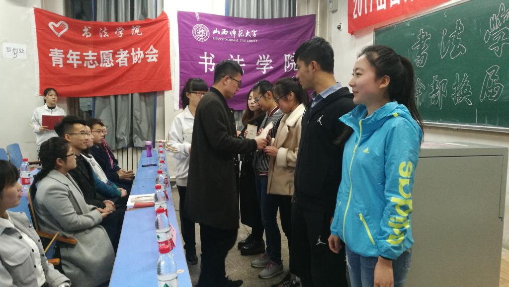 第二届员工会主席张宇航为2016年度优秀员工骨干颁发荣誉证书